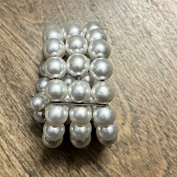 Elegant White Pearl Bracelet - Picture 1 of 2